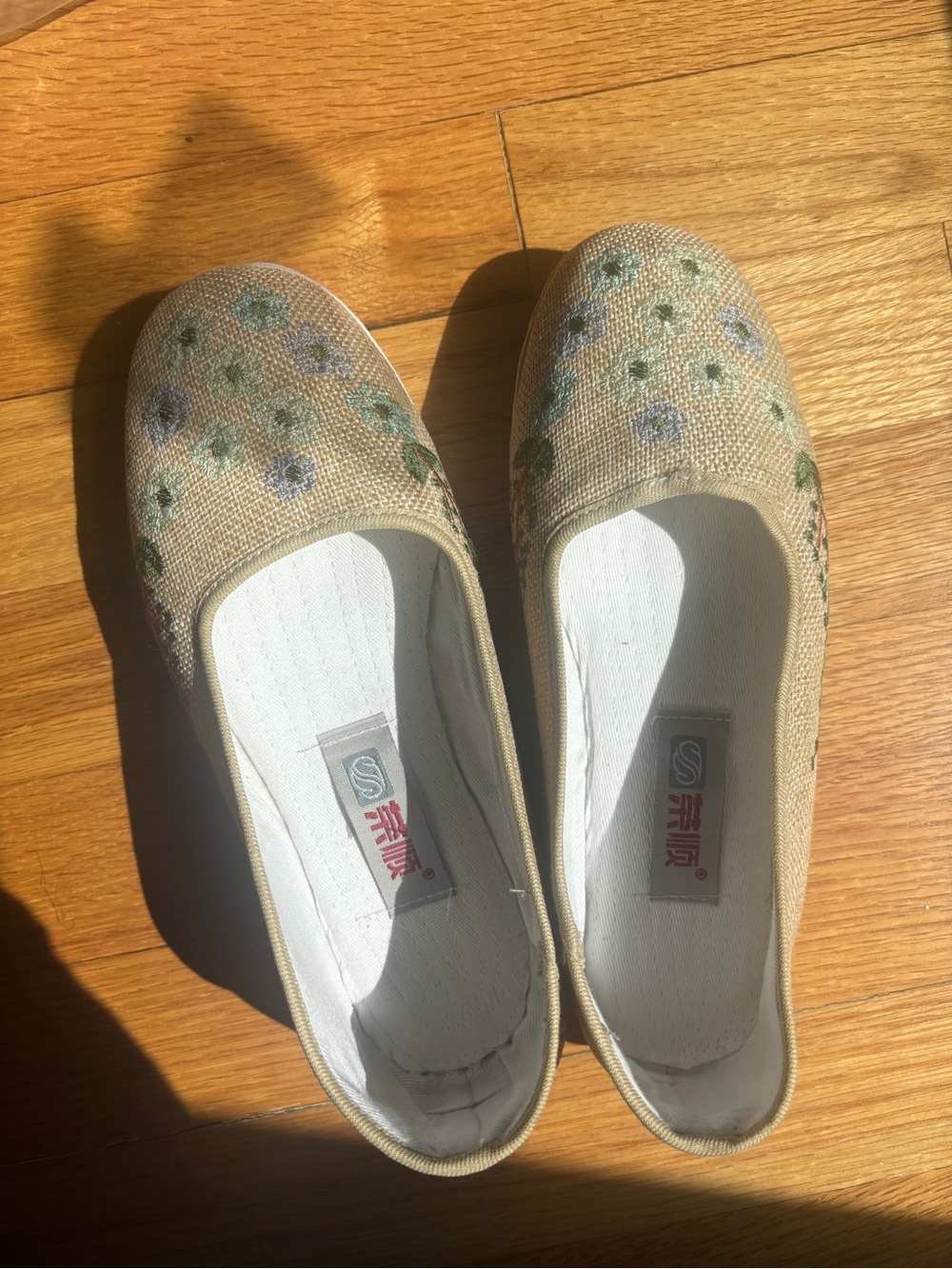 Embroidered Beige cotton Flats -w6.5/7